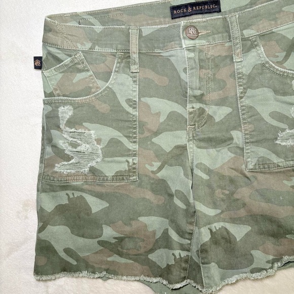 Rock & Republic Camouflage Green Shorts - Picture 3 of 7